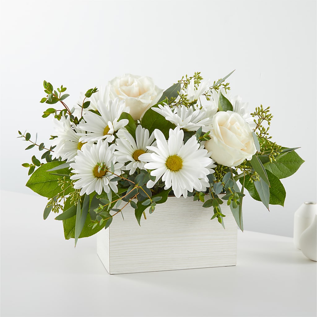 Fresh Linen Box Bouquet – POTRATZ FLORAL SHOP & GREENHOUSES, Erie PA