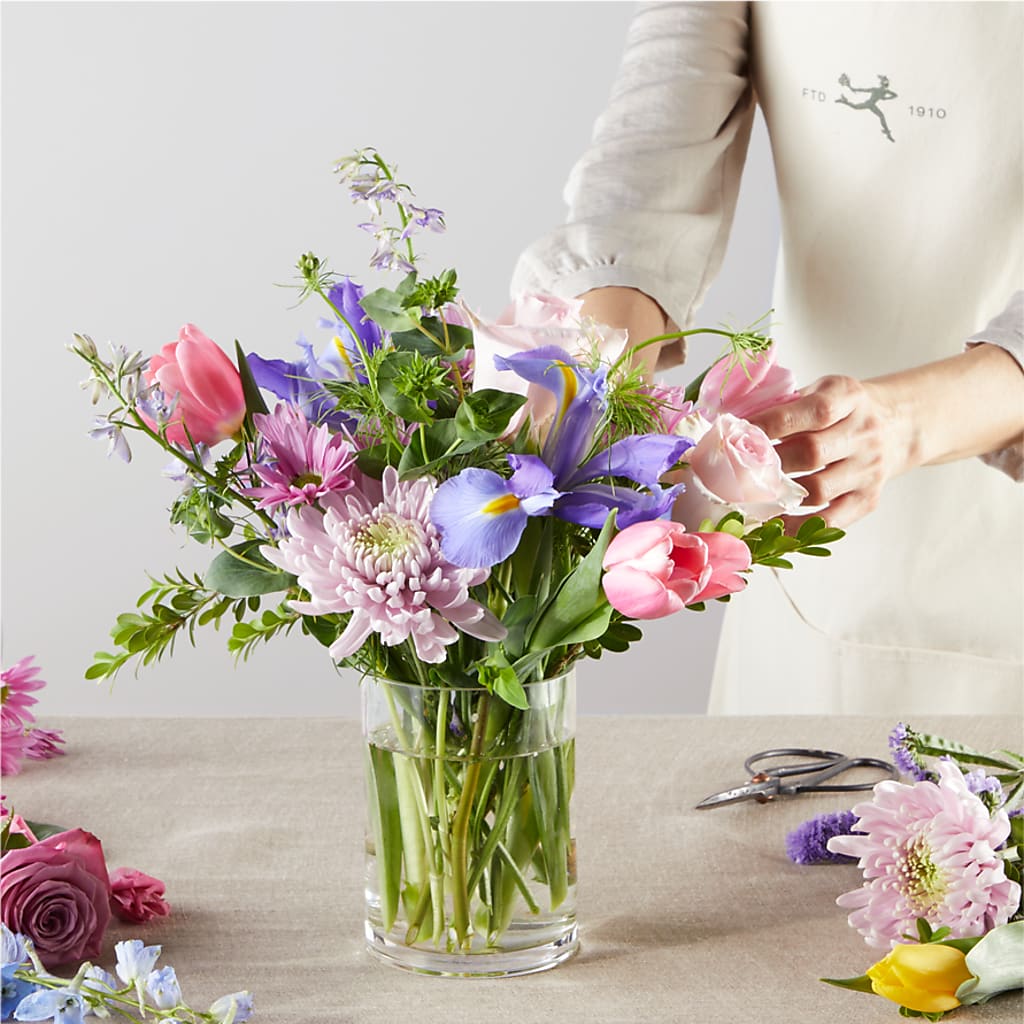 Pastel Tradition - A Florist Original – POTRATZ FLORAL SHOP & GREENHOUSES, Erie PA
